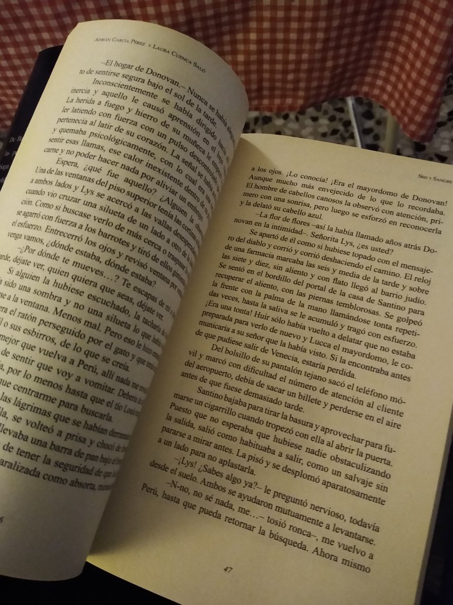LadyShark23's tweet photo. Desde hace siglos que no me ponía a ojear el libro que Adrián y yo escribimos en el 2015 Sed y Sangre #chiadoeditorial https://t.co/LdWUHvbY79