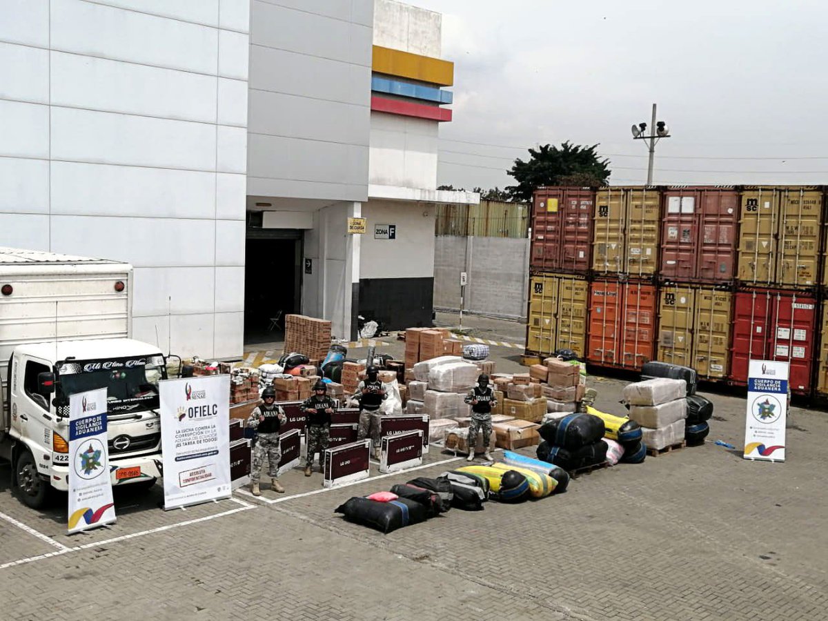 SENAE_Aduana's tweet photo. GUAYAS| Controles permiten la aprehensión de un camión con mercancía ilegal, valorada en USD 430 mil. En el vehículo se encontraron 53 bultos y 270 cartones con: prendas de vestir, juguetes, televisores, etc.
Más detalles en: https://t.co/3jANZPZHUN
#ComercioFormalEC https://t.co/eqNLjJsaqv