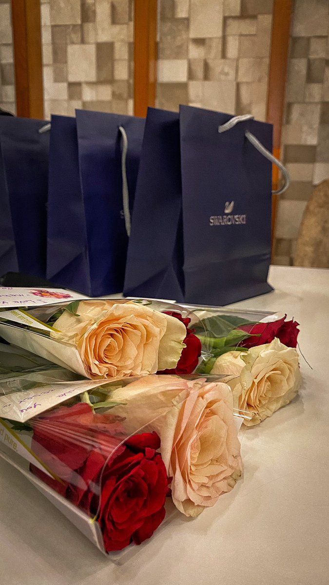 mh00f's tweet photo. اليوم اللي أشوف صديقاتي فيه ، هو اليوم اللي أبتسم فيه من أعمق نقطه بقلبي ، أكون بقمّة سعادتي . https://t.co/7zeUwUy0SR