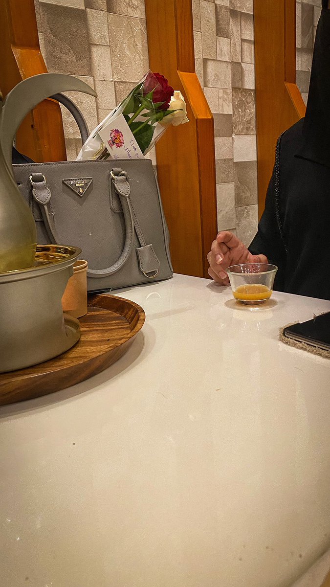 mh00f's tweet photo. اليوم اللي أشوف صديقاتي فيه ، هو اليوم اللي أبتسم فيه من أعمق نقطه بقلبي ، أكون بقمّة سعادتي . https://t.co/7zeUwUy0SR