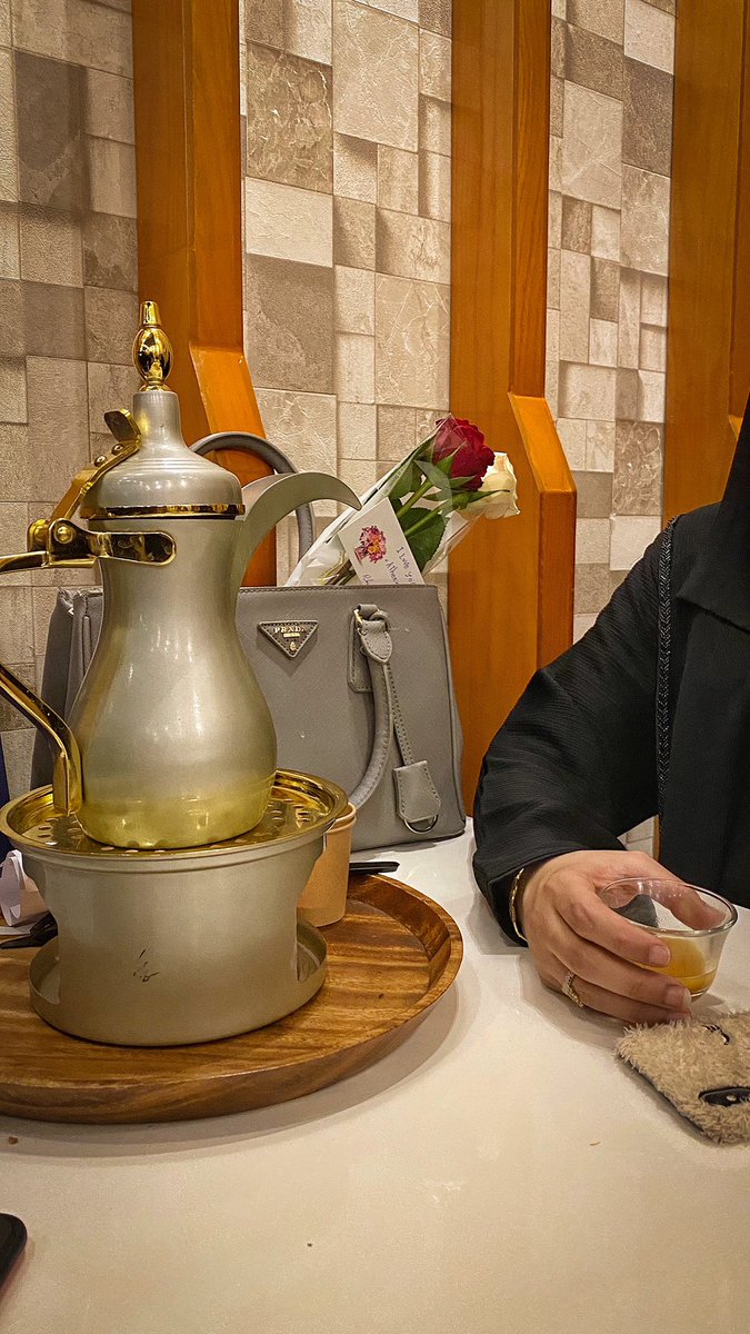 mh00f's tweet photo. اليوم اللي أشوف صديقاتي فيه ، هو اليوم اللي أبتسم فيه من أعمق نقطه بقلبي ، أكون بقمّة سعادتي . https://t.co/7zeUwUy0SR