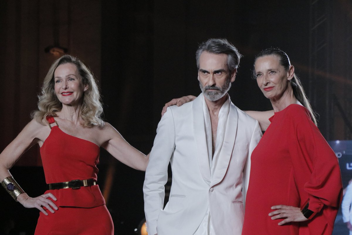 MBFWMadrid's tweet photo. El Desfile de la Visibilidad de @lorealparis_es ha contado con la colaboración de once diseñadores y marcas que han sido los responsables de vestir a las modelos en este homenaje a la madurez de la mujer. #MiEdadPerfecta https://t.co/hRN90SHEU8