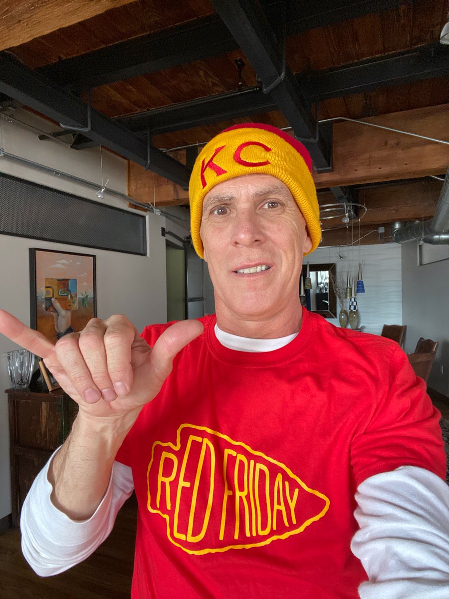 erustymartin's tweet photo. #ChiefsSpiritWeek #RedFriday in Denver. Red & Gold Friday on @Mizzou campus. @Chiefs https://t.co/Bq6QEohGRW