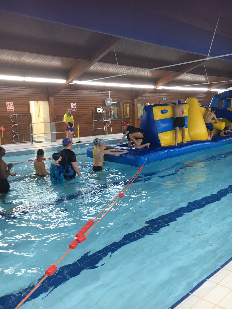 Having fun at the Wednesday night pool party!🥳🏊🏼‍♀️ life is cool @ the pool #mystchris #boardingschoollife #iloveboarding #lifeiscoolatthepool
