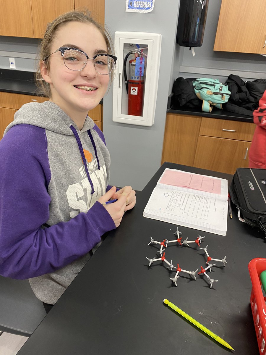 GoldbergTeach's tweet photo. @MLMSmuskies Science Ss exploring the phenomenon of supercooled water and modeling frozen water molecules. How can melting ice be below 0 degrees Celsius? #scienceisfun #chemistry https://t.co/S57yTBhEui