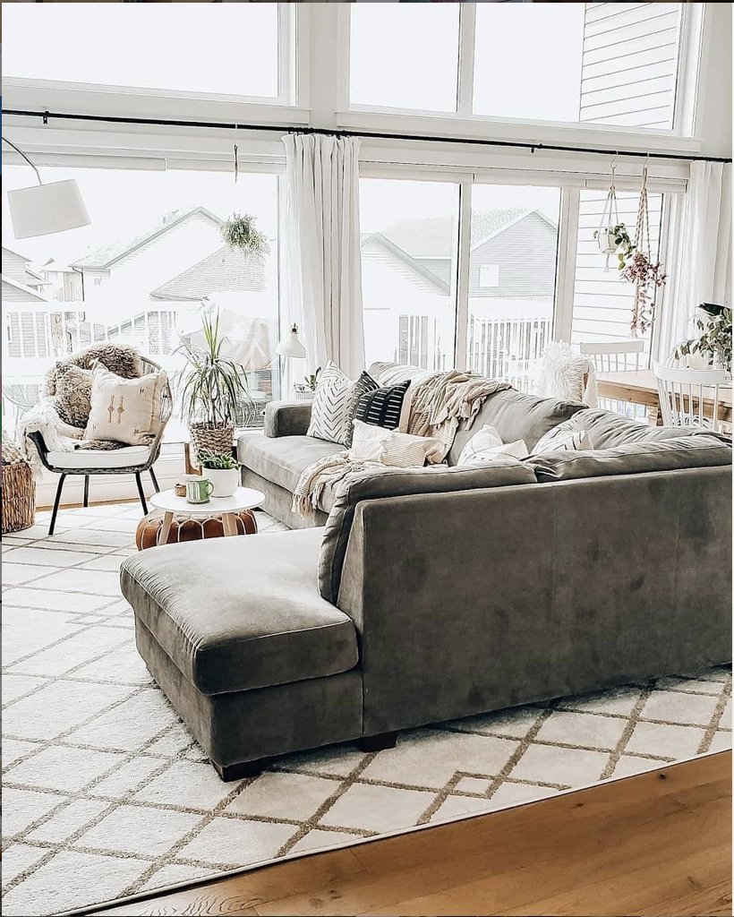So cozy! We can definitely curl up for an entire day! @apartmenttherapy (pic: via @theblushhome). #GroganHomes