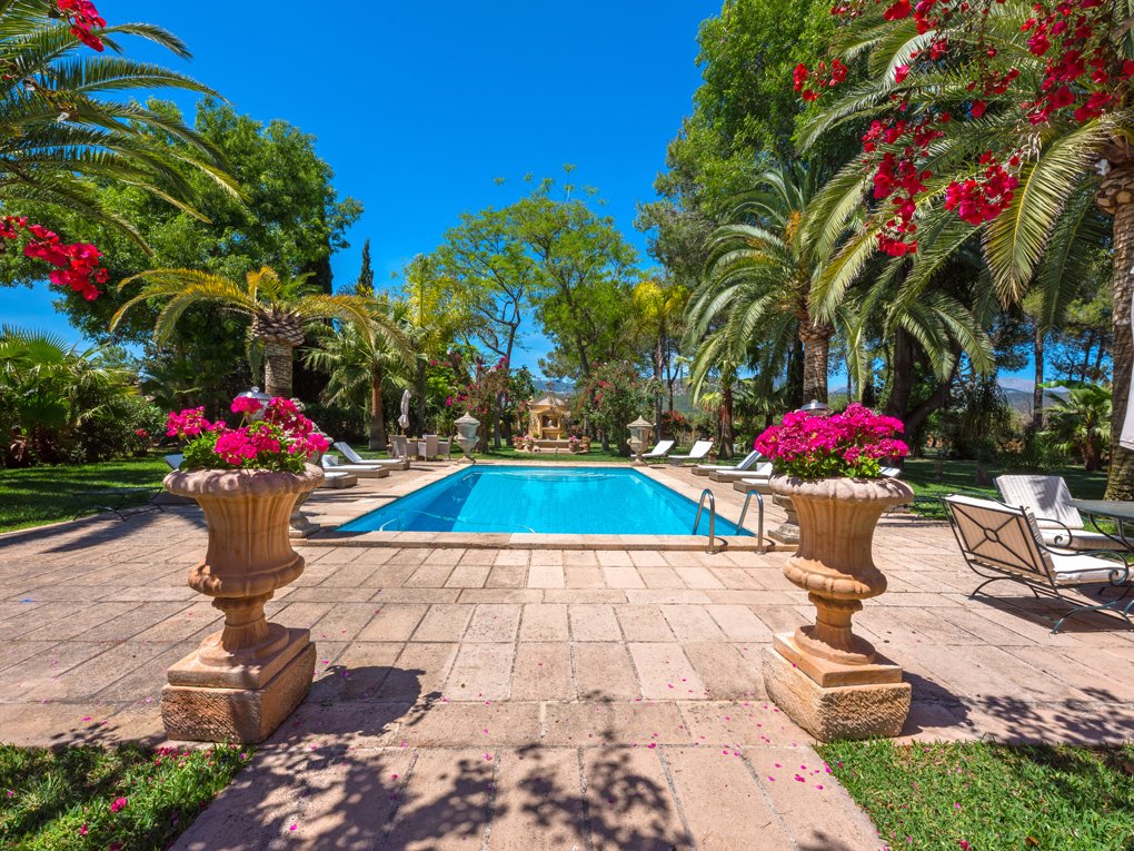 EV_SantaMaria's tweet photo. This unique country house is located in the wine-growing area between Binissalem and Alaro and offers easy access to Palma.  The property includes a tennis court and a Jacuzzi. Watch the virtual tour: https://t.co/tambELONLY

For more information: https://t.co/kuopDFXv8Q https://t.co/pRD74ZfADV