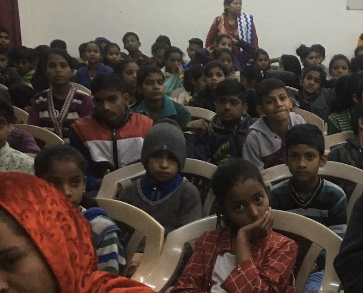 fridays_india's tweet image. #ClimateStrikers in #NewDelhi &amp;amp; #Mumbai telling the politicians;

“The air we breathe is the same air you breathe.”

Striking to be heard desperately! @GretaThunberg