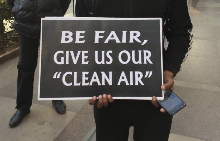 fridays_india's tweet image. #ClimateStrikers in #NewDelhi &amp;amp; #Mumbai telling the politicians;

“The air we breathe is the same air you breathe.”

Striking to be heard desperately! @GretaThunberg