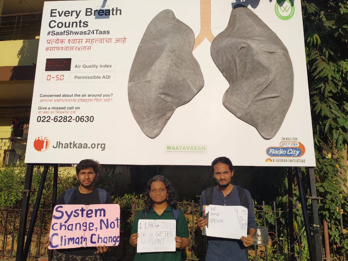 fridays_india's tweet image. #ClimateStrikers in #NewDelhi &amp;amp; #Mumbai telling the politicians;

“The air we breathe is the same air you breathe.”

Striking to be heard desperately! @GretaThunberg