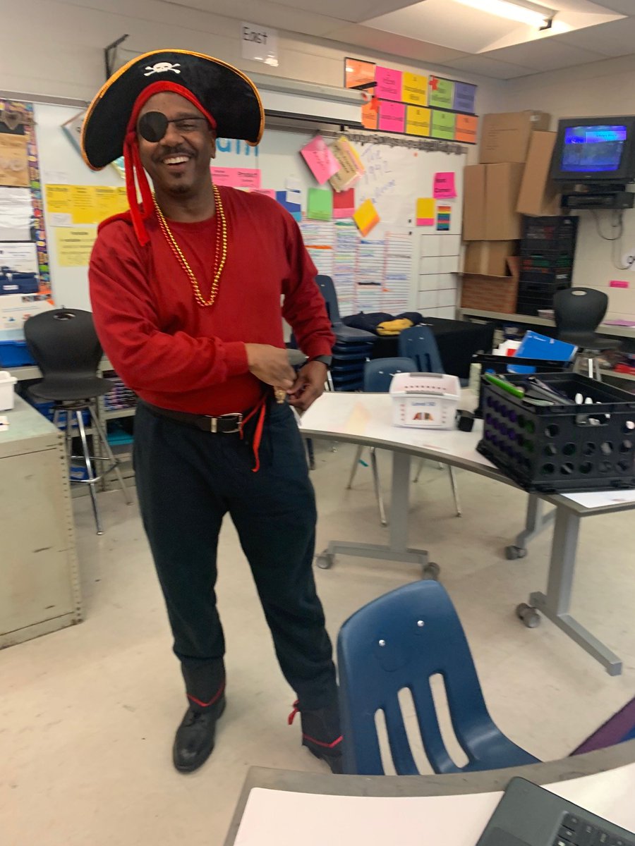 SSK8Tampa's tweet photo. Principal Gaillard was living the life of a pirate during ELA night!!#ssk8 https://t.co/wCFrQy6Jla