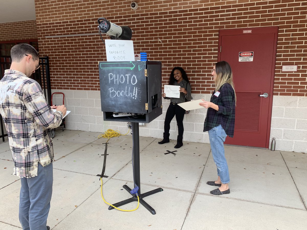 jenmollo427's tweet photo. Photo Booth! Students tell their favorite book. @SeabreezeHS @jsrawlings @gilbertlisa3484 #vcsclw2020 https://t.co/aCTA3q0pI1
