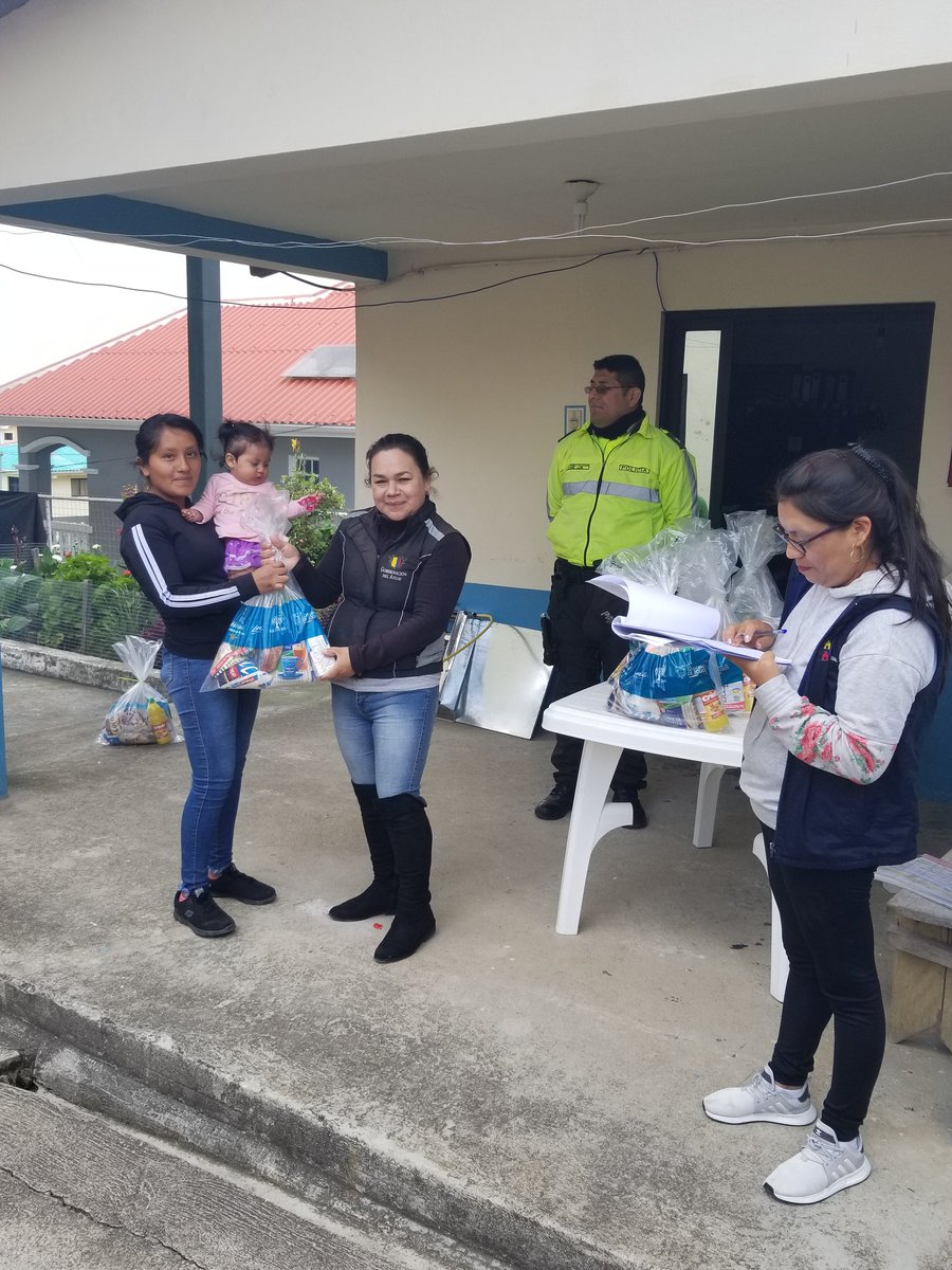 TPSanGerardo's tweet photo. En conjunto con educadora familiar @Mies @PoliciaNacional se entrega kits a niños CNH Misión Ternura de comunidades  #Cauquil #Bestion #SanMartin y centro parroquial, gracias a nuestro presidente @LeninMoreno y la gestión del señor Ministro @IvanGrandaMolina
@goberazuay
@xaesma https://t.co/lo0R2e0kRA