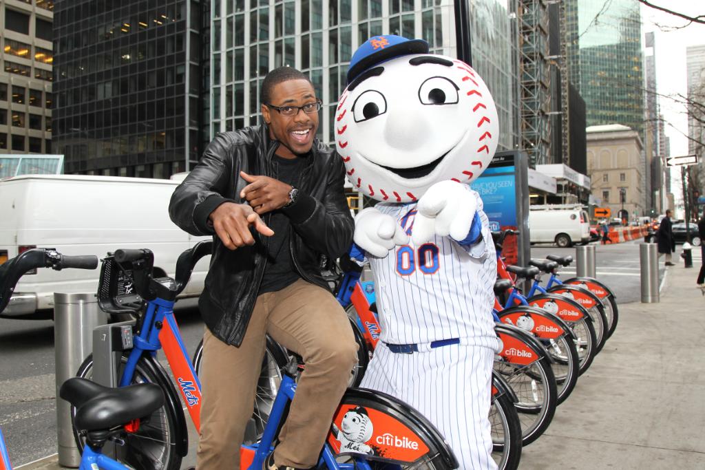 Image of Curtis Granderson and Mr. Met