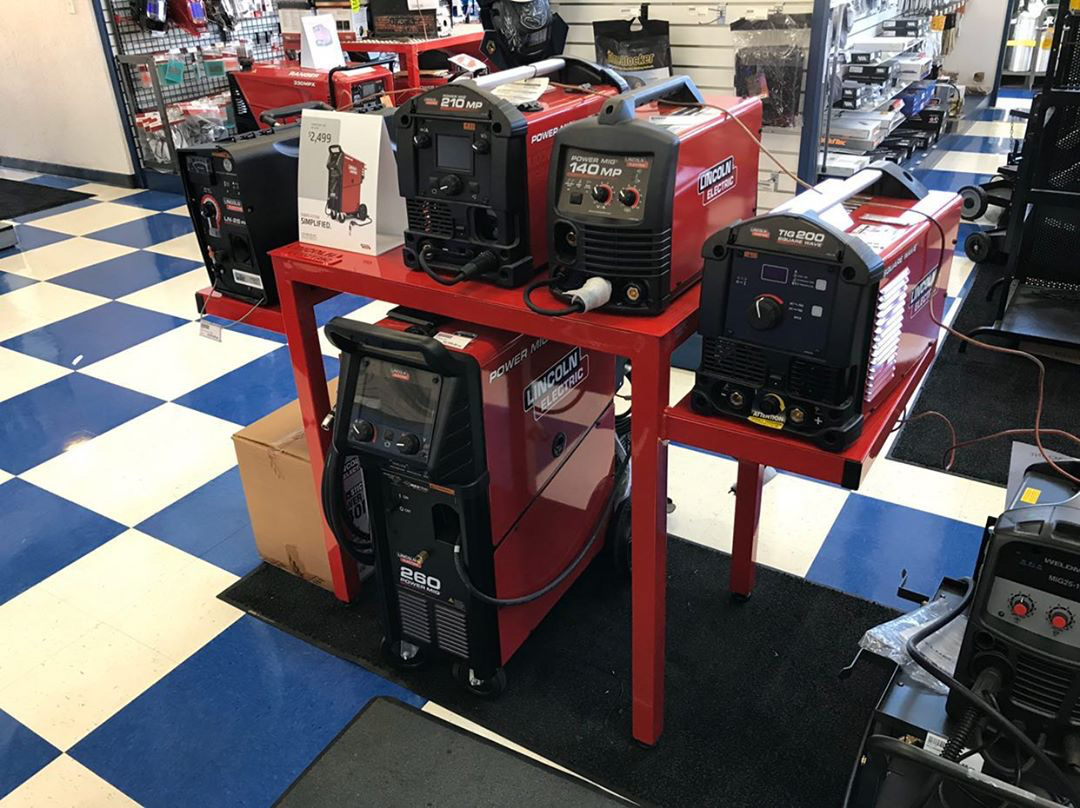 LincolnElectric's tweet photo. Shout out to one of Lincoln’s finest, Jonathan Rosenberger, for this awesome demo table he made for Cameron Welding Supply! #WeldRed https://t.co/j4EkeZGMAK