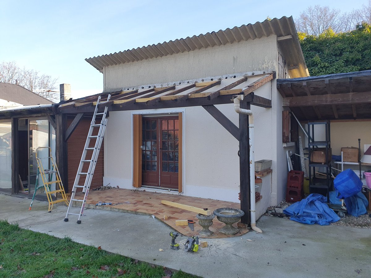 Bossert_Renov's tweet photo. Rénovation avant/après 
-Remplacement du shingle par du bac acier isolé 
-Pose de baies vitrées 
-Pose fenêtre coulissante 
-Renovation intérieure en placo 
Et plafond pvc 

#renovation #isolation #peinture
#baiesvitrées https://t.co/1TPaVhojVE