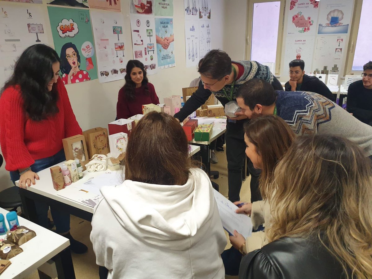 sislimyo's tweet photo. Grafik Tasarımı 2. sınıf öğrencilerimiz hazırladıkları kurumsal kimlik ve ambalaj tasarımlarının sunumlarını yaptı ☺️

#ŞişliMeslekYüksekokulu https://t.co/WHHYN2cKyp