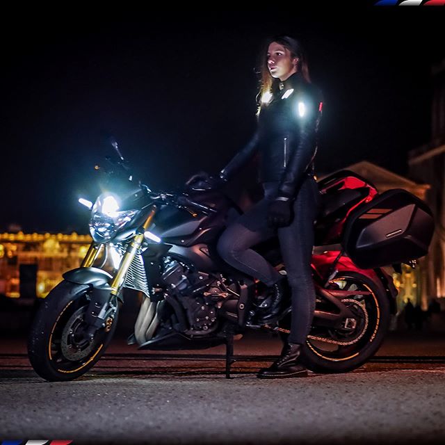 Raylierofficial's tweet photo. Qui va profiter du redoux pour enfiler son équipement moto et partir en balade ? 🤗
.
Bon week-end à toutes et à tous !
.
📸 : alpharider78 😎✌🏼
.
👱‍♀️ : emma.rodolphe 😍👊🏼
.
.
#shooting #ridesafe #moto #motogirl #bikegirl #biker #bikerstyle #bikerlifestyle #leatherjacket #led #sal https://t.co/AVEMqYFEgK