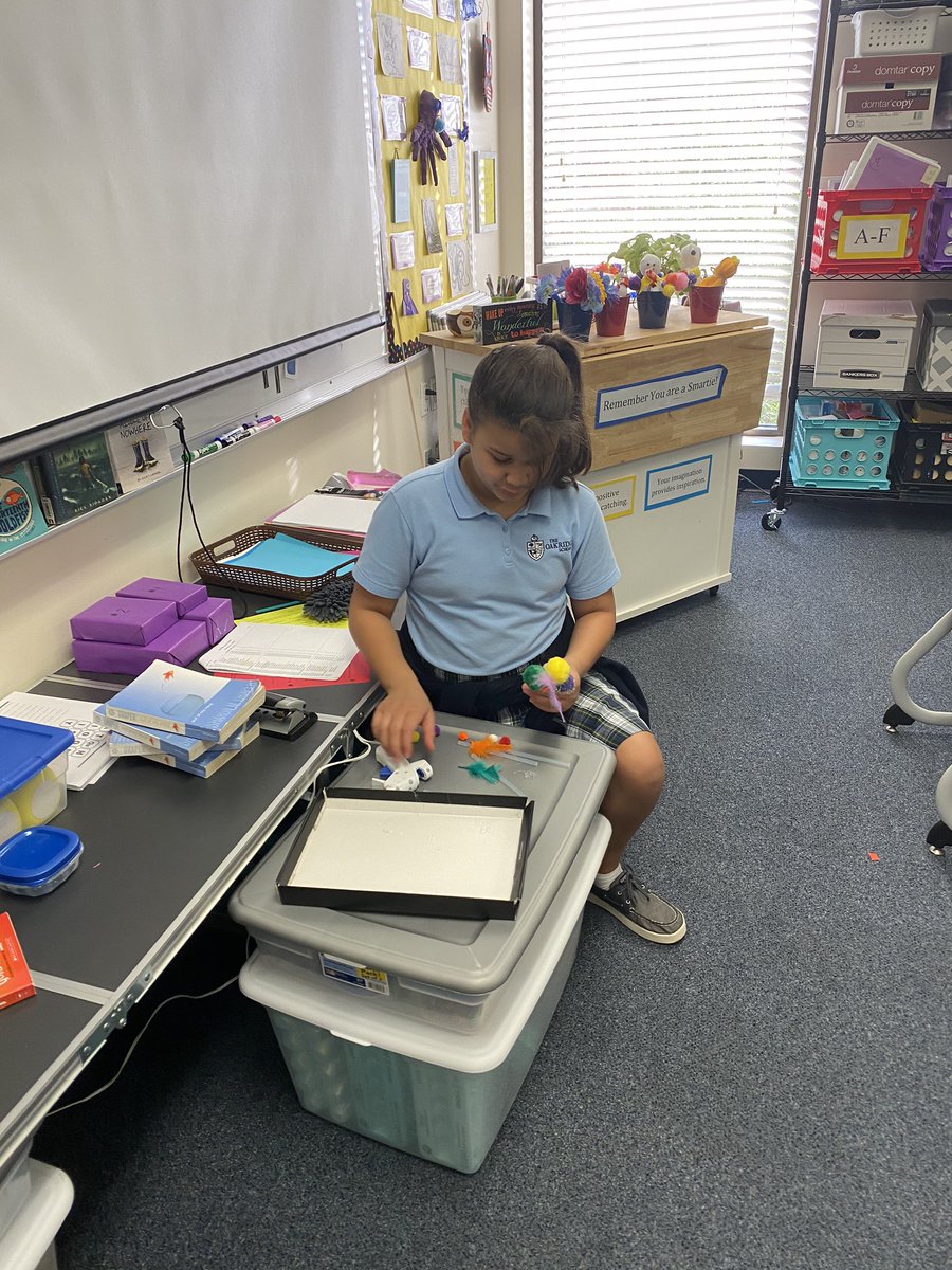 ReddigWrites's tweet photo. 5th grade @oakridgeowls are busy making crafts to give to residents of a local assisted living facility. #creativity #service @OakridgeMS1 https://t.co/2TETz2kZ4s