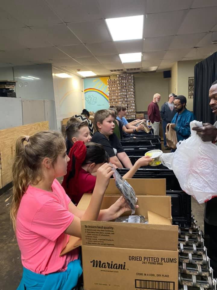 gsesowls's tweet photo. We are so proud of our 5th graders who volunteered at the Mana House last night! What a great way to learn about the importance of giving back to our community!! @HSVk12 #gsesrocks #gsesowls https://t.co/Sihdjp9QBR