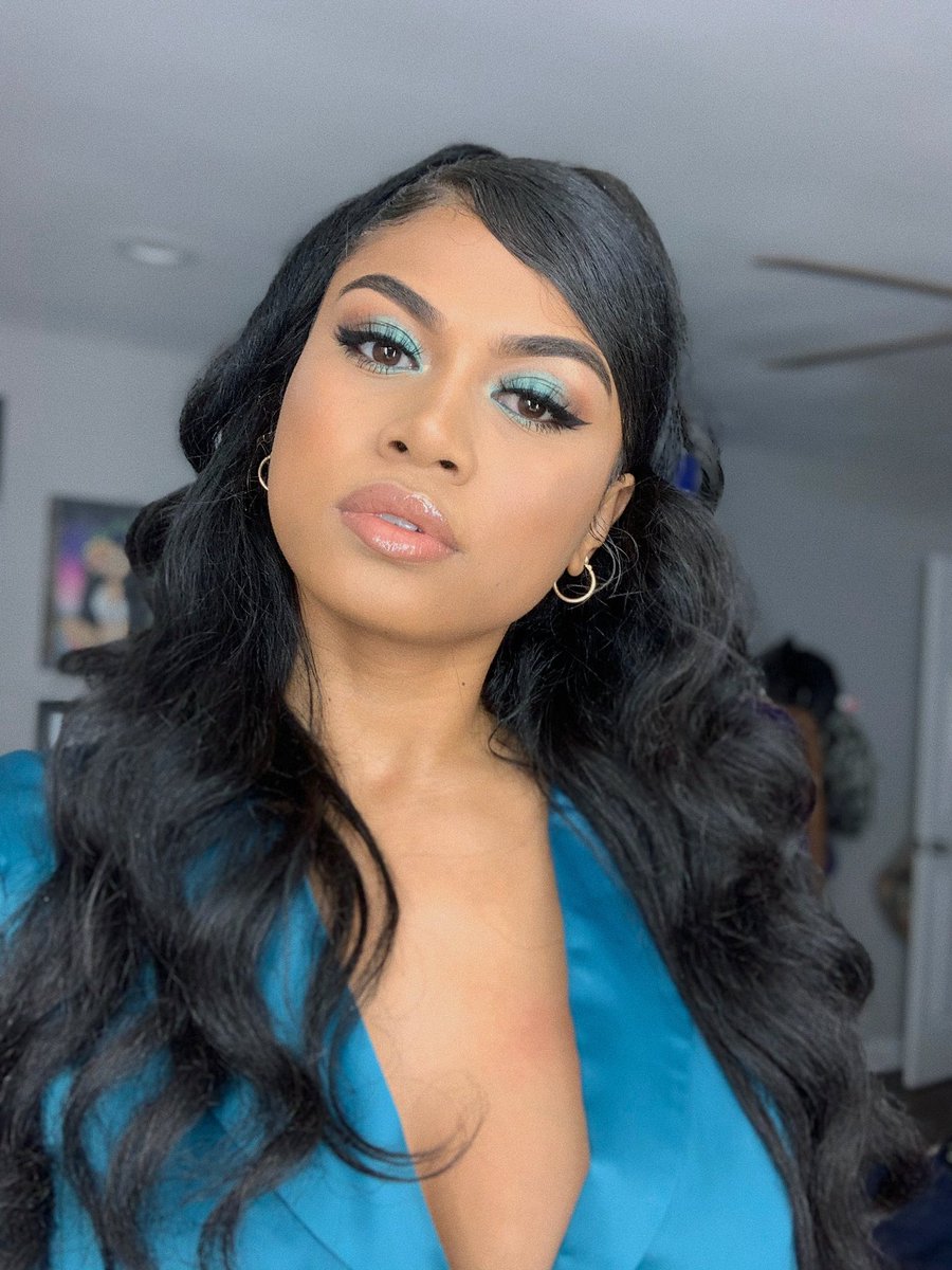 LeilaniOrange's tweet photo. Trying to add more color to my make up using @TufeleC Mana palette 💙 #polybusiness annnd #TGIF !!! https://t.co/586ZMwPPlB