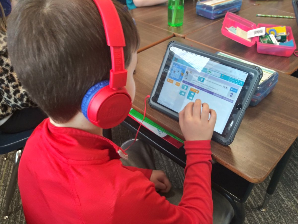 Scholtes1stPVE's tweet photo. Practicing coding on https://t.co/zEo1gaDS3b. #tweetthattechpve https://t.co/ROjxqAwPRJ