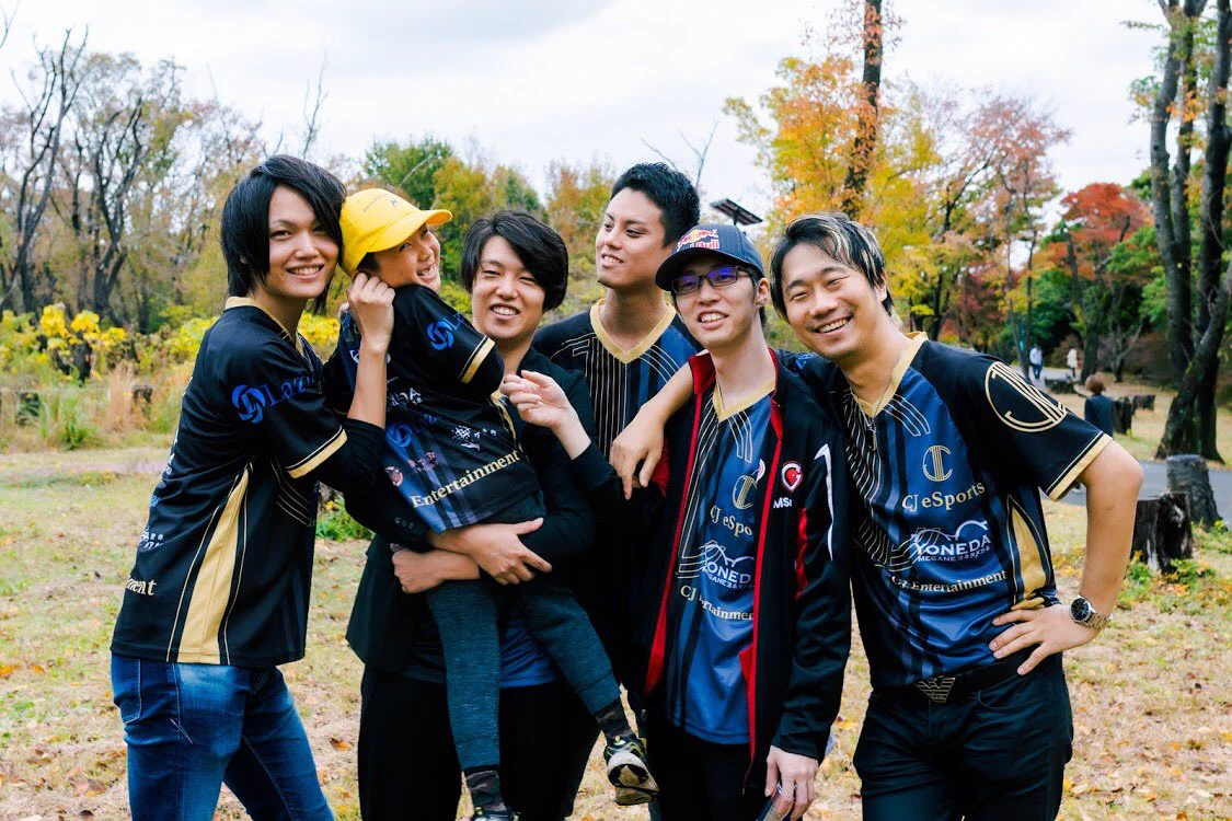 @Y_Mokko @ahsakagawa その点スマブラ専門弊チームCJ Esportsの集合写真、悪くないと思います╭( ･ㅂ･)و ｸﾞｯ ! 
@cjesportssmash 