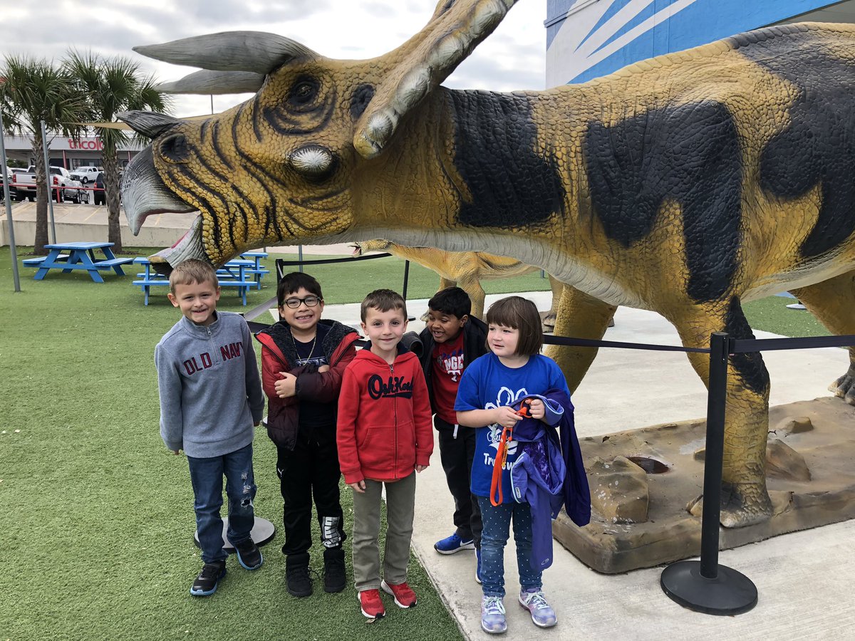 clinton_kellie's tweet photo. Community Based Field Trips!! Building relationships &amp; learning about our world #fshetogethetwecan https://t.co/ffRtjzWzDr