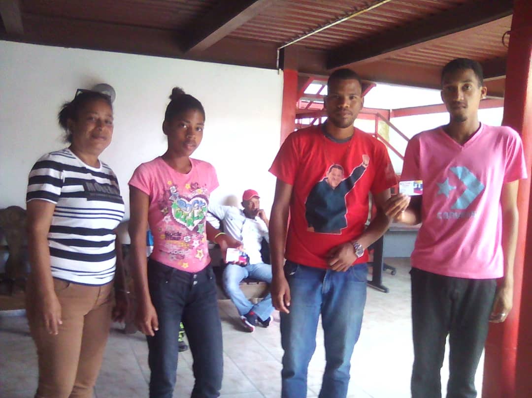 MirandinosPSUV's tweet photo. #EnFotos 📸 | ¡IMPARABLES! Nuestra militancia en el municipio Páez sigue creciendo, cada vez más hombres y mujeres se unen al @PartidoPSUV. 

#PsuvMiranda #SacaTuCarnetPSUV https://t.co/AM3ngL1l9w