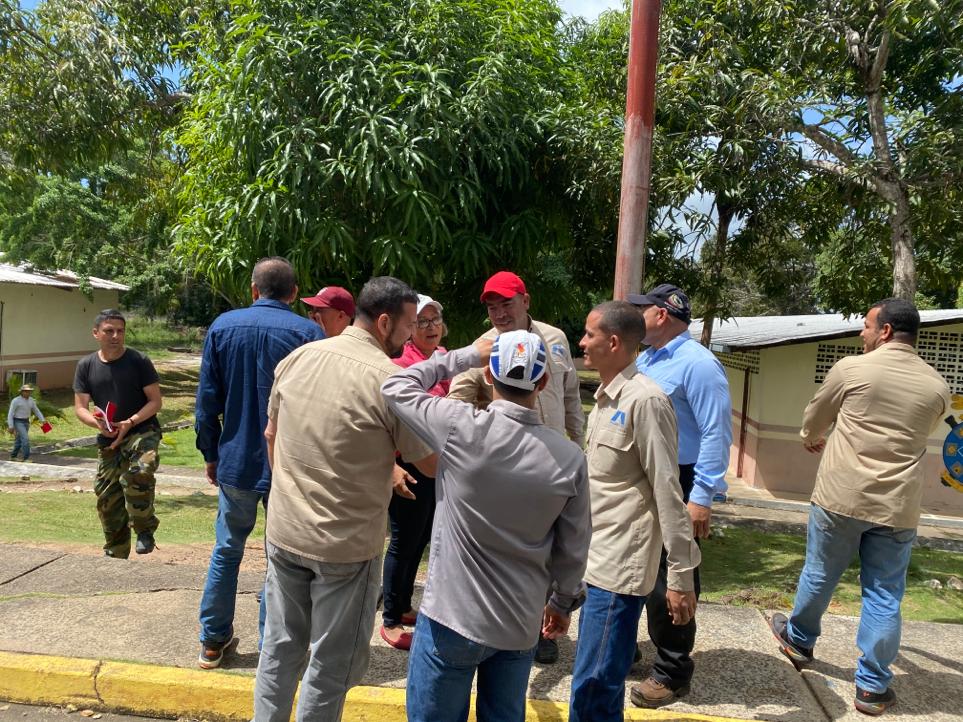 MpppstBol's tweet photo. Desde @MpppstBol apoyamos a nuestros hermanos de clase en los Entrenamientos militares, hombres y mujeres de las empresas de Guayana, en perfecta unión cívico militar con el objetivo de preservar la soberanía Patria y la Producción Eficiente en Nuestras empresas. #Juntos SomosMás https://t.co/JEhBd7FOOm