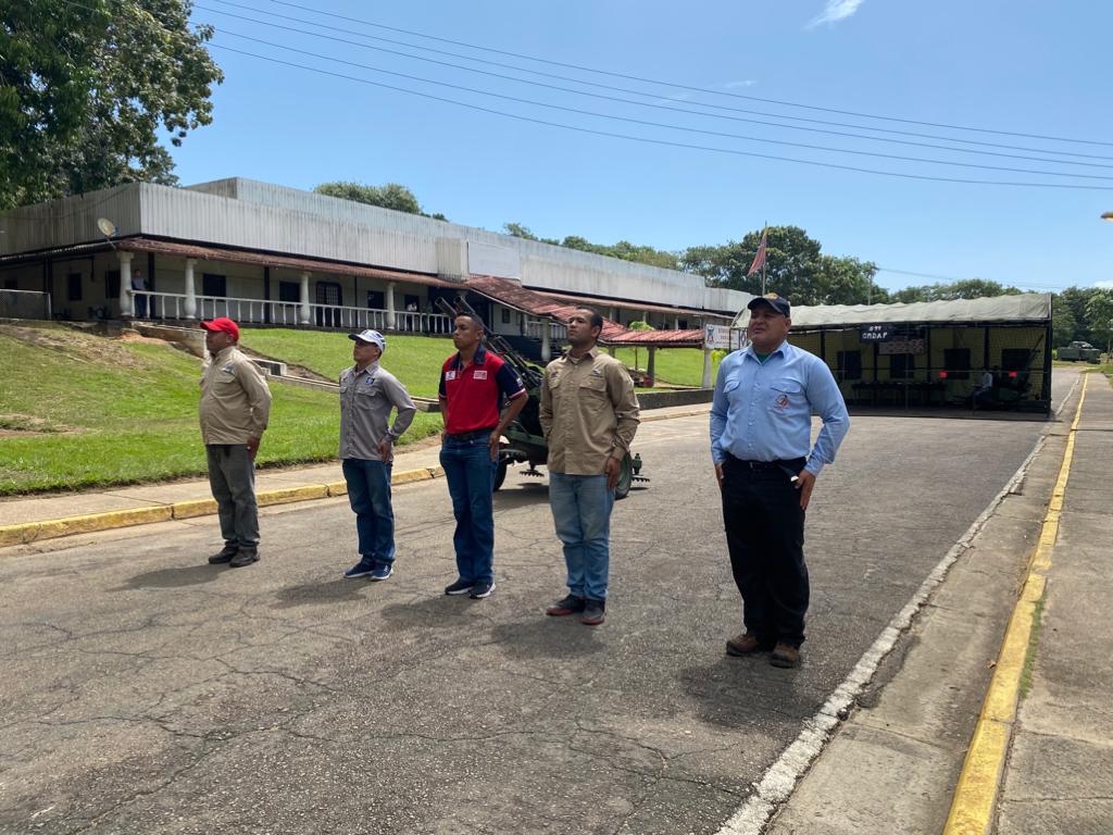 MpppstBol's tweet photo. Desde @MpppstBol apoyamos a nuestros hermanos de clase en los Entrenamientos militares, hombres y mujeres de las empresas de Guayana, en perfecta unión cívico militar con el objetivo de preservar la soberanía Patria y la Producción Eficiente en Nuestras empresas. #Juntos SomosMás https://t.co/JEhBd7FOOm