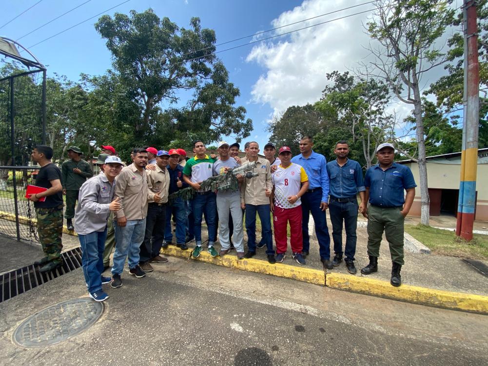MpppstBol's tweet photo. Desde @MpppstBol apoyamos a nuestros hermanos de clase en los Entrenamientos militares, hombres y mujeres de las empresas de Guayana, en perfecta unión cívico militar con el objetivo de preservar la soberanía Patria y la Producción Eficiente en Nuestras empresas. #Juntos SomosMás https://t.co/JEhBd7FOOm