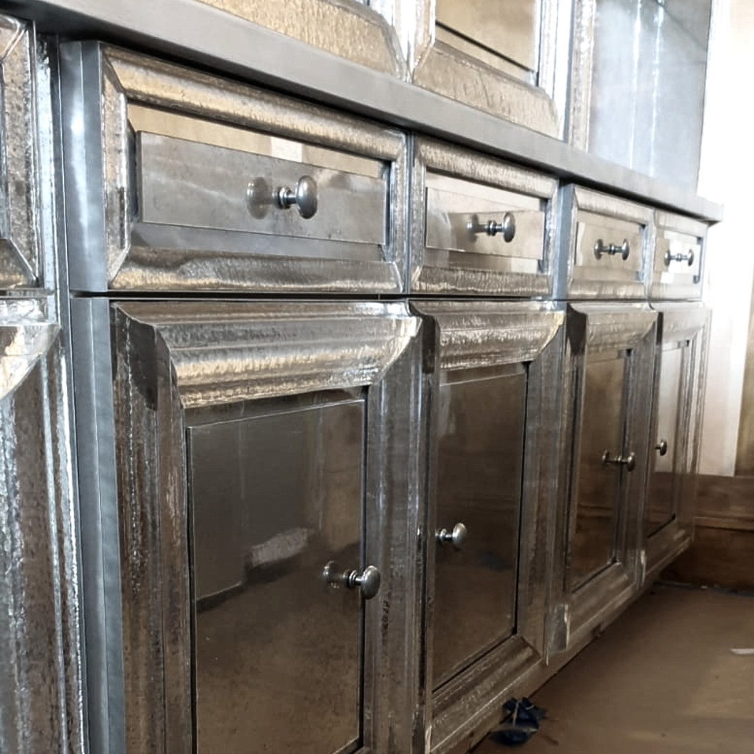 sterlingstudio6's tweet photo. A peak at a cast glass bar we completed in the run up to Christmas #castglass #architecturalglass #antiquemirror #tactilesurfaces #glasspanels #glassinteriors #glassinluxuryinteriors #glasswalls #glassmouldings #decorativearts #surfacedesign #interiorinspriration https://t.co/5aekJ9LK3w