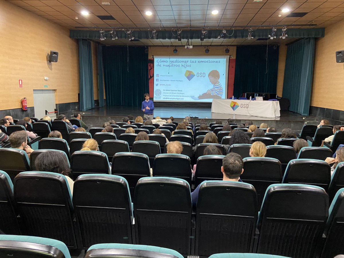 gsdlasrozas_dir's tweet photo. #Escueladefamilias junto @RafaG_Darwin que ha hablado de gestión emocional en la infancia. Un regalo escucharle y anotar pautas de gran ayuda. Gracias Rafa y gracias a todas las familias que han participado con su presencia y preguntas.😀👍 #LasRozas https://t.co/qysQ7lxplm