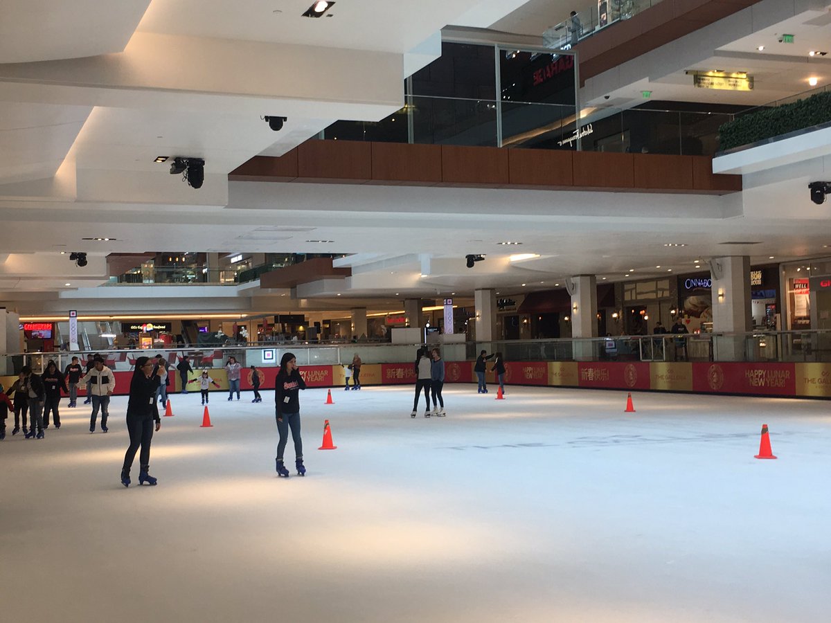 2020_NHECHS's tweet photo. Senior winter bonding event, ice skating at the galleria ❄️ https://t.co/2WBDLiJXtD
