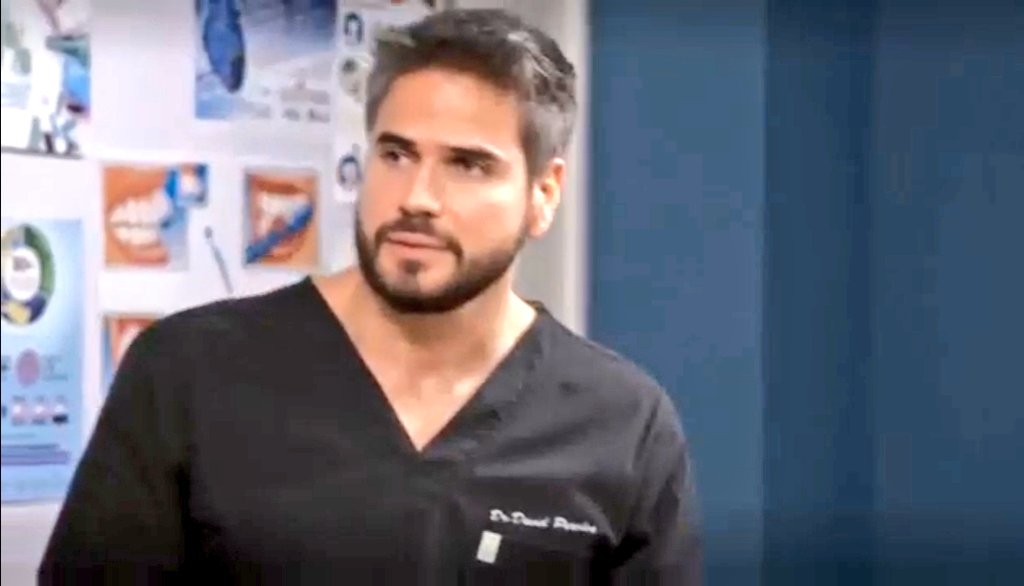 DaniArenasCol's tweet photo. #FotoCapturas #1Parte #MejoresMomentos #DrDavidParedes @DanArenas #Capitulo59 @MedicosOf #MedicosLineaDeVida #ConLasEstrellas #TeamMedicos David se entera de la muerte de,Gabrielito el hijo de su colega y amigo el Dr #LuisGalvan y queda muy triste y afligido por la noticia. 😭💔 https://t.co/b9e020doH9