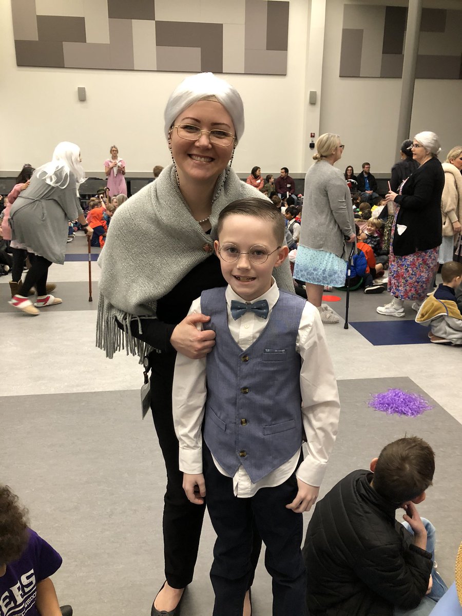 Rogers3rdGrade's tweet photo. Love seeing these sweet students celebrate the 100th day of school ❤️#RogersFrisco2019 https://t.co/xlmKQOL6ZK