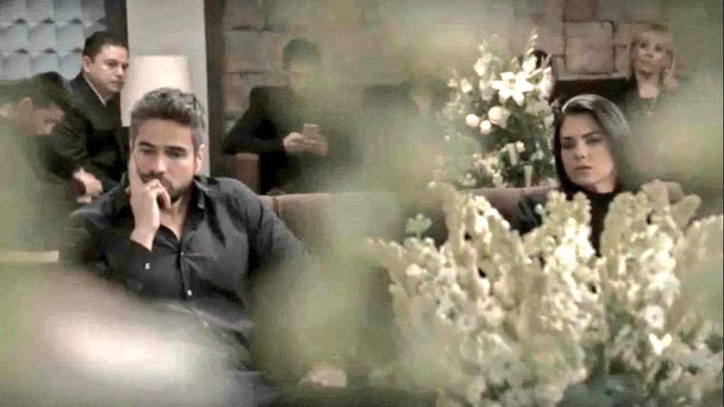 DaniArenasCol's tweet photo. #FotoCapturas #2Parte #MejoresMomentos #DrDavidParedes @DanArenas #Capitulo59 @MedicosOf #MedicosLineaDeVida #ConLasEstrellas #TeamMedicos #DavidYRegina #Davina @liviabritoof acompañan en su dolor a su amigo Dr #LuisGalvan @carlosdelamota por la muerte de su hijo Gabriel. 😭💔➕ https://t.co/WlLBsXFIcM