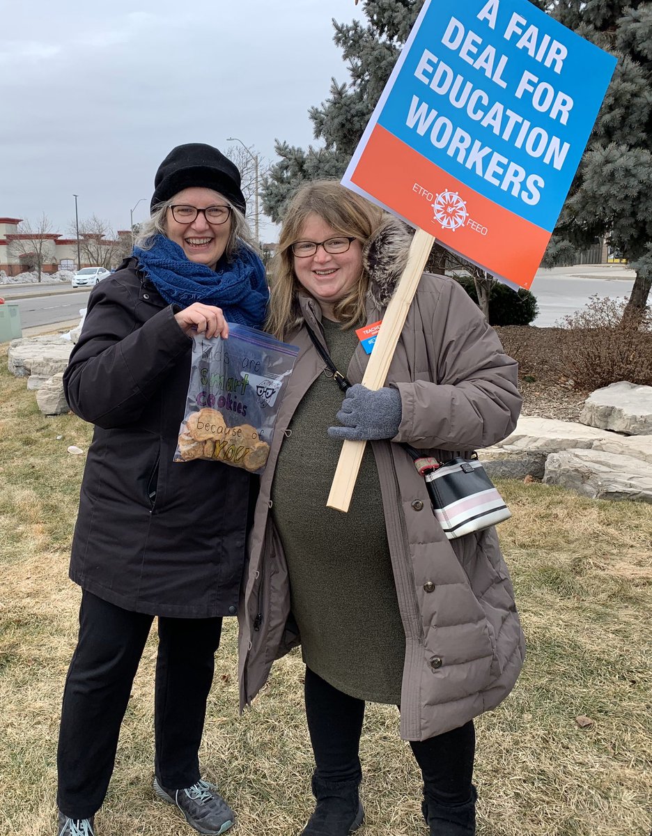 🥰Thank you @LLgeddes (retired HWETL member) for making time today to bring some cookie treats supporting @HwetlEtfo! #teachersolidarity #ETFOstrike @ErinLPreston