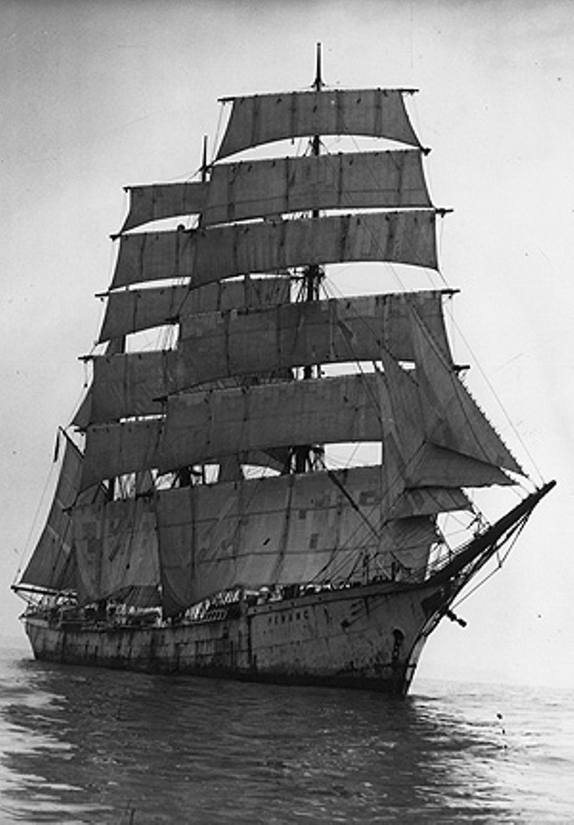 PilotArchives's tweet photo. 99 years ago today, a schooner slammed into shoals off Hatteras N.C., sails fully engaged, with only a healthy six-toed cat greeting the Coast Guardsmen sent to the rescue. https://t.co/Qf7xDXDeD1 https://t.co/e0J2rCyRGv