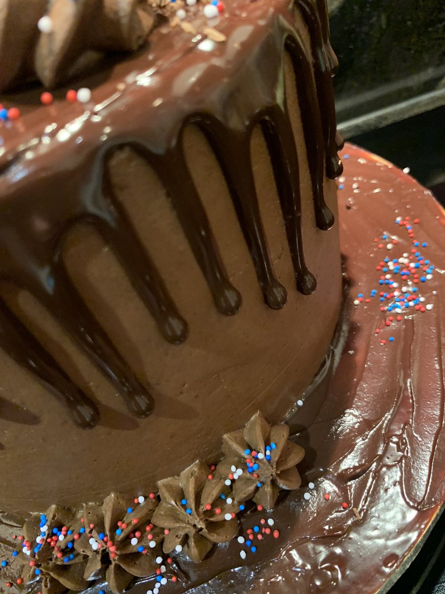 CllrColbourne's tweet photo. Happy Brexit Day 🇬🇧 #Brexit #BrexitCake 

Cake I made for our association “do” tonight #StalybridgeandHyde 

#Fillyercakehole #chocolatedripcake #cakesofinstagram #yum #nom #picoftheday #instafood #foodporn #celebration #redwhiteblue #cadburyheroes #unionjack #brexitactually https://t.co/aKWQ8L6ep1