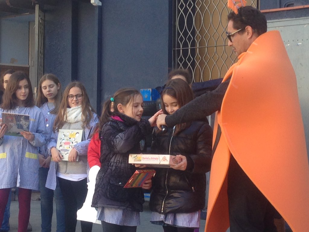 maristesbdn's tweet photo. Inaugurem el #projectepatis acompanyats per l'#ARA i presentat pels #delegats de 4t a 6è de primària. El projecte és fruit de la participació de tots els nens, nenes i mestres per fer del pati una estona amb propostes per gaudir, aprendre i compartir #MaristesAra #Educacio360 https://t.co/hl6fK6iPip