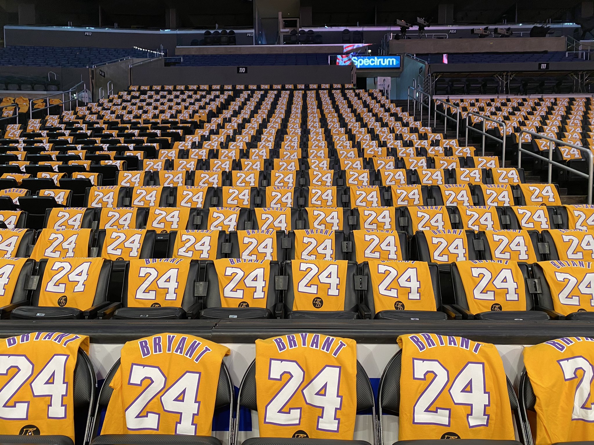 Trail Blazers vs. Lakers, Kobe-inspired jerseys, referees in the