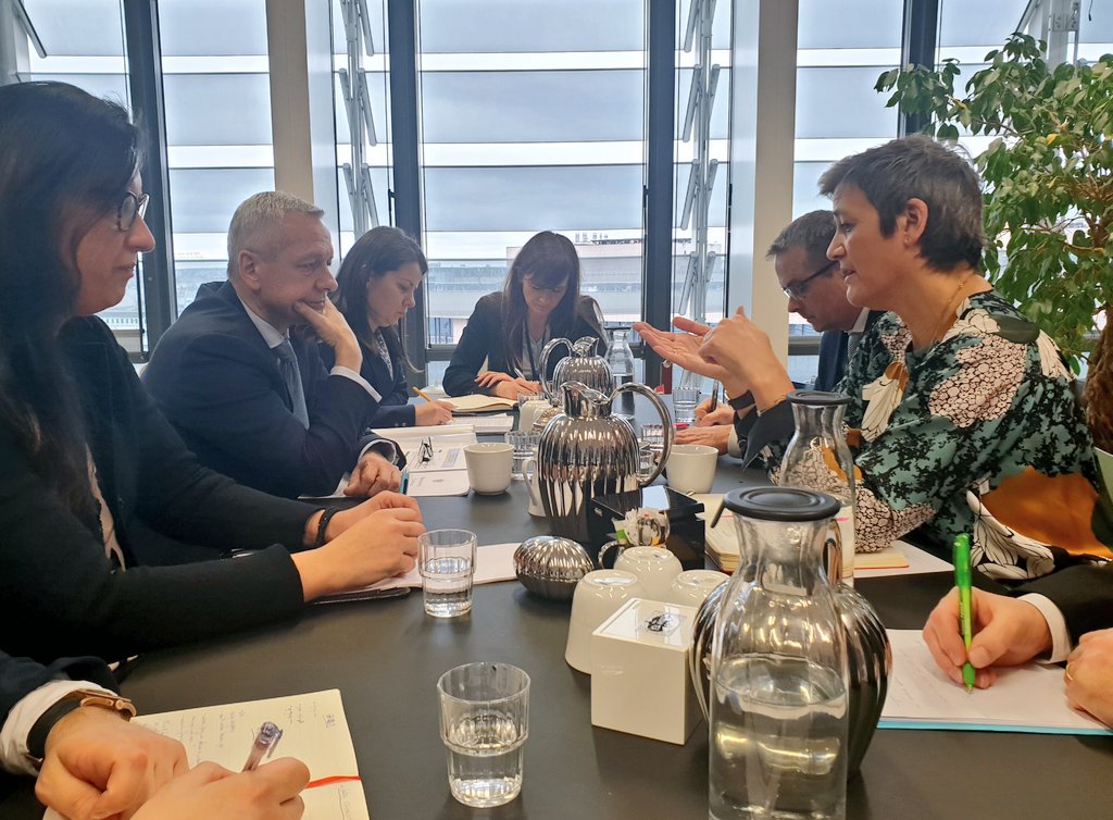 Po lewej stronie stołu siedzi minister Zagórski w otoczeniu delegacji, a na przeciwko M. Vestager.