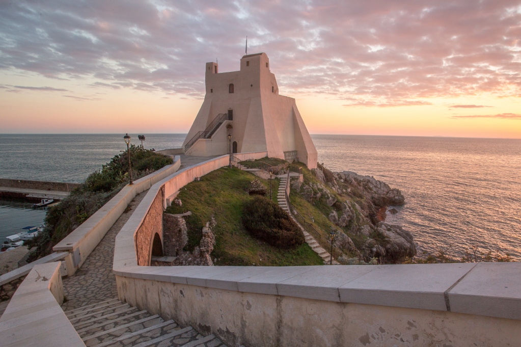 La calda luce del tramonto su #TorreTruglia, il simbolo di #Sperlonga. Un'antica torre di avvistamento tra il mare e il suggestivo borgo ricco di tradizioni e di storia. #Latina