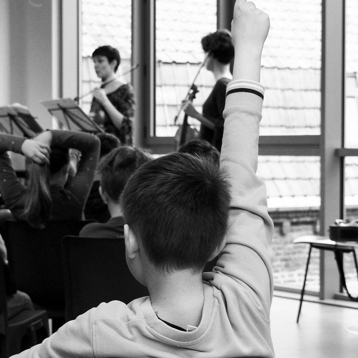 AnneGirolamo's tweet photo. Magnifique après-midi passé avec les solistes du Concert d’Astrée. Sensibilisation à la musique pour deux classes de primaire. Dont une question très drôle ! #Musique #baroc #mozart #ecole #culture https://t.co/0thTtg7RKm