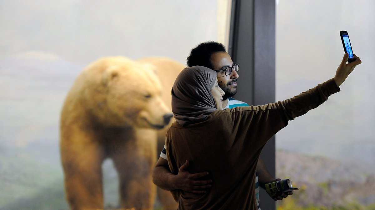 DenverMuseumNS's tweet photo. After a long work week, you deserve time to de-stress and relax. Come enjoy the Museum at #EveningHours TONIGHT starting at 5pm. Unwind with a beverage from the bar, create your next masterpiece, and dance under the disco ball until 10pm. #Fridayfeeling https://t.co/BI0ycNerHu https://t.co/8t4uKm1Yws