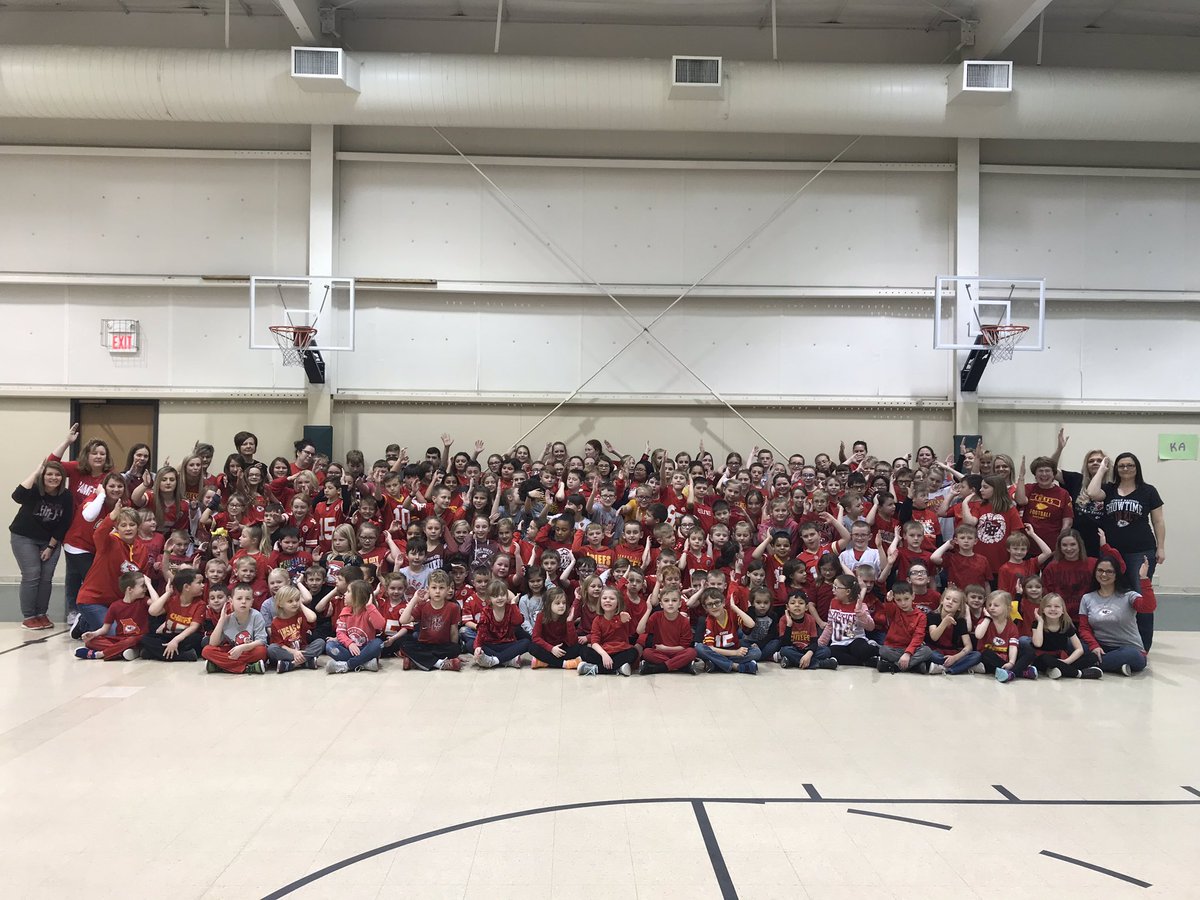 KarenMoeder's tweet photo. Holy Family School in Great Bend, KS is Super Bowl ready!! #ChiefsKingdom #Chiefs @PatrickMahomes @tkelce @Chiefs https://t.co/VoMG5NTzXH