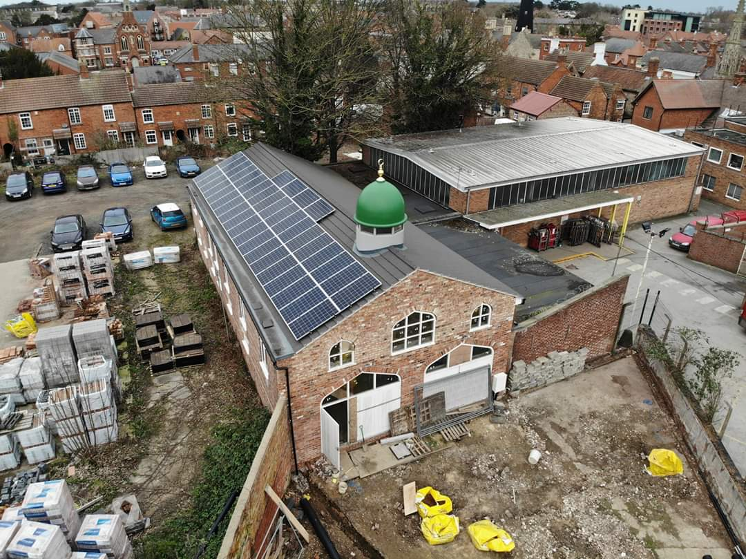 CRC_service's tweet photo. We recently installed 11KW of #SolarPV and 15kwh of #batterystorage to this new #Mosque in #Sleaford, 

This #system will allow the mosque to be completely self-sufficient 12 months of the year. #electrician #solarpanels https://t.co/65yELDHMJF