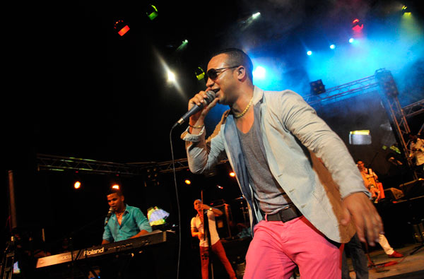 CUBAH0RA's tweet photo. Maikel Blanco celebra los quince años de su agrupación con el lanzamiento de un nuevo disco y la quinta edición del Festival de la Salsa #SalsaMayor #Cuba 🎺🎤 https://t.co/4jhrwZhStK